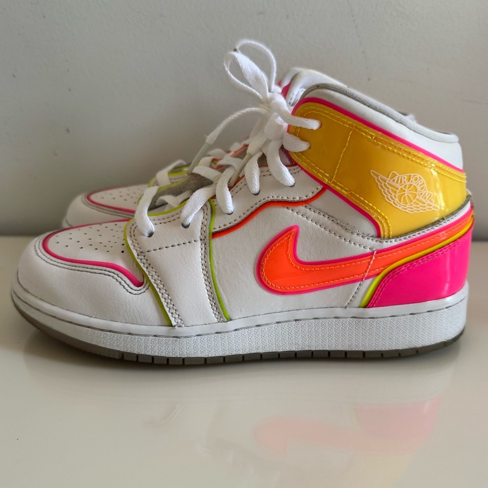Air Jordan 1 Mid SE GS ‘Edge Glow’